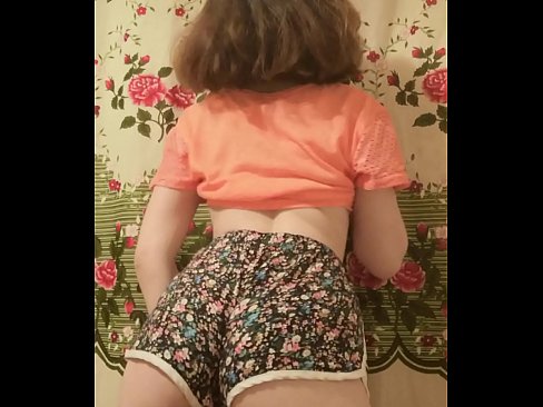 ❤️ Nena jove sexy despullant-se els pantalons curts davant la càmera ️ Porno a nosaltres ca.hellporno-com.ru ️❤