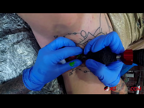 ❤️ La bomba Sully Savage, molt tatuada, es va tatuar al clítoris ️ Porno a nosaltres ca.hellporno-com.ru ️❤